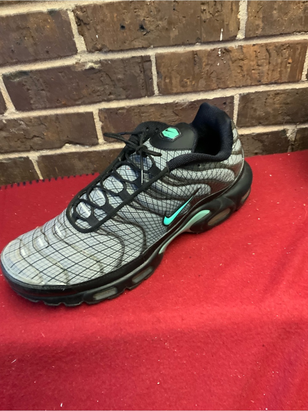 Nike Men's Grey and Black Running Sneakers with Teal Accents